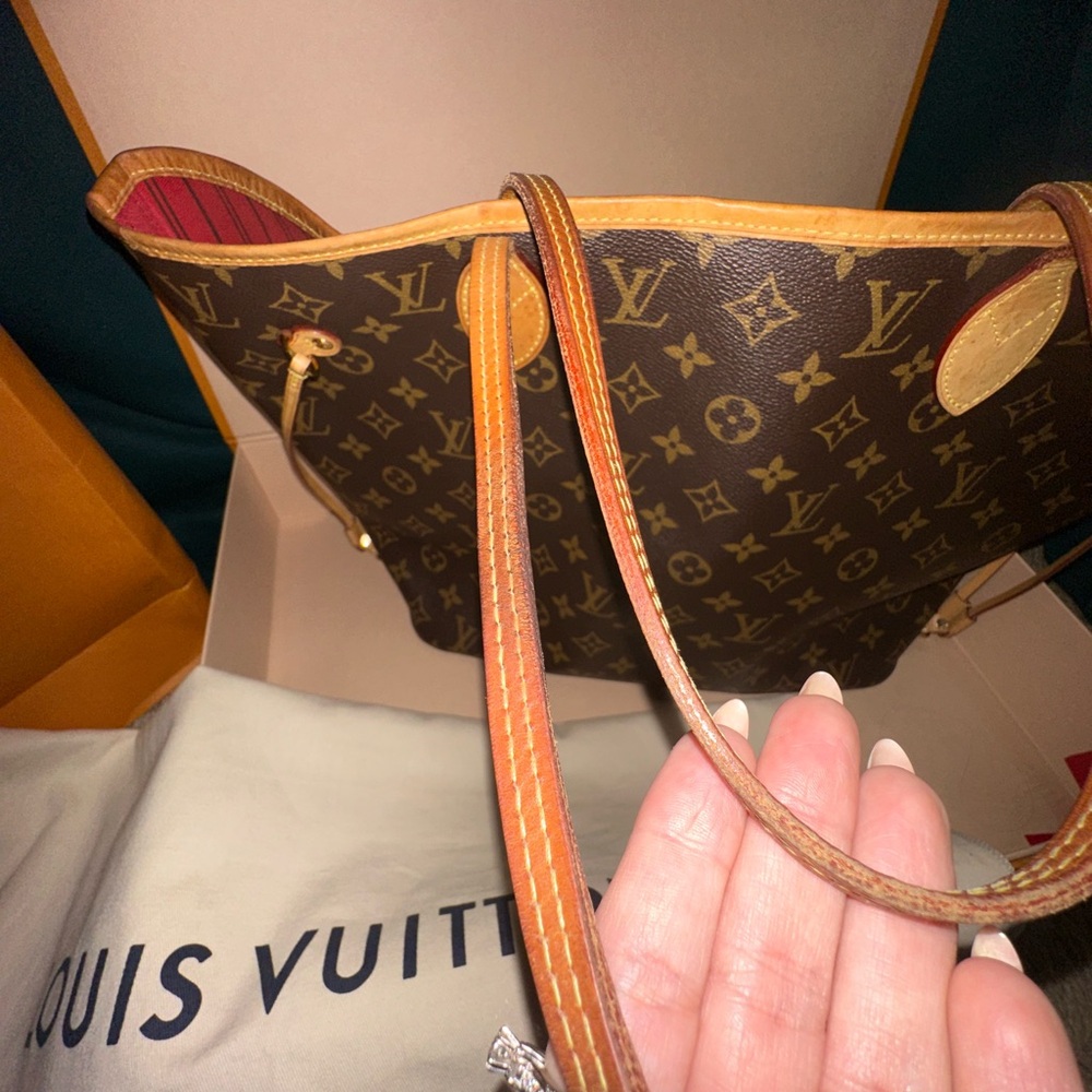2017 Louie Vuitton Neverfull. Red lining with mini bag and original box/bag. - Picture 13 of 16